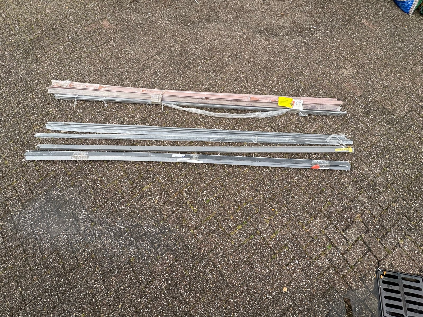 Hoekplinten en bevestigingsrails - Bruin en Antraciet, Doe-het-zelf en Verbouw, Ophalen, Kunststof, Nieuw, 250 cm of meer