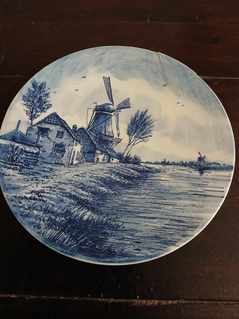Een decoratief Delfts blauw bord met een afbeelding, Antiek en Kunst, Antiek | Wandborden en Tegels, Ophalen of Verzenden