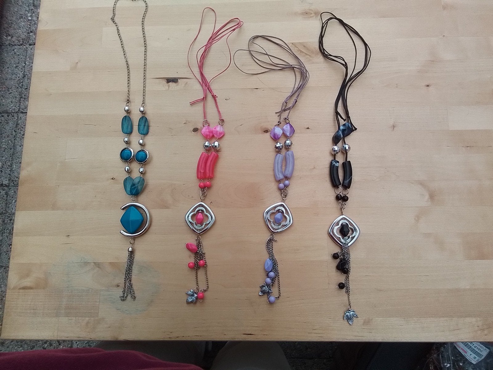 Set van 4 kleurrijke kettingen met kralen en hangers, Gebruikt, Overige kleuren, Ophalen of Verzenden, Overige materialen