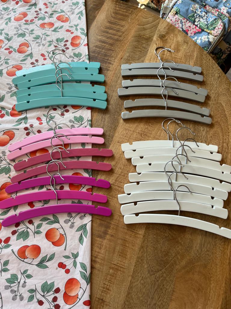 Gekleurde Houten Kledinghangers - Roze blauw zilver en wit, Ophalen of Verzenden, Gebruikt, Hout, Kinderen