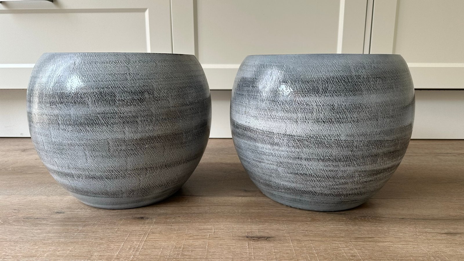 Set van 2 grijze grote bloempotten, z.g.a.n.  bloempot, Rond, Binnen, Zo goed als nieuw, Minder dan 40 cm
