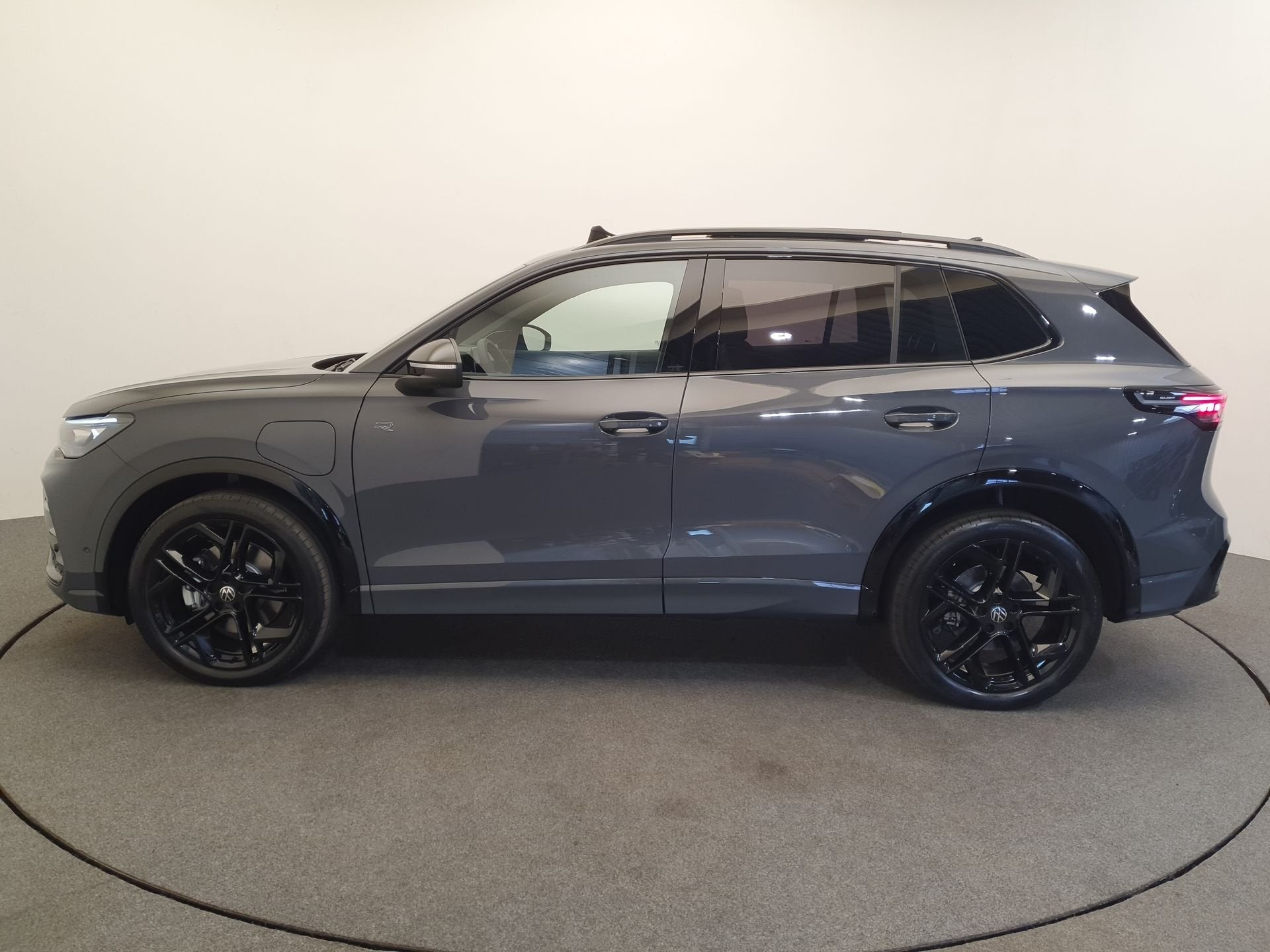 Volkswagen Tiguan 1.5 eHybrid 272pk DSG/AUT R-Line Wegklapba, Auto's, Volkswagen, 12 maanden, 4 cilinders, Nieuw, Hybride Elektrisch/Benzine