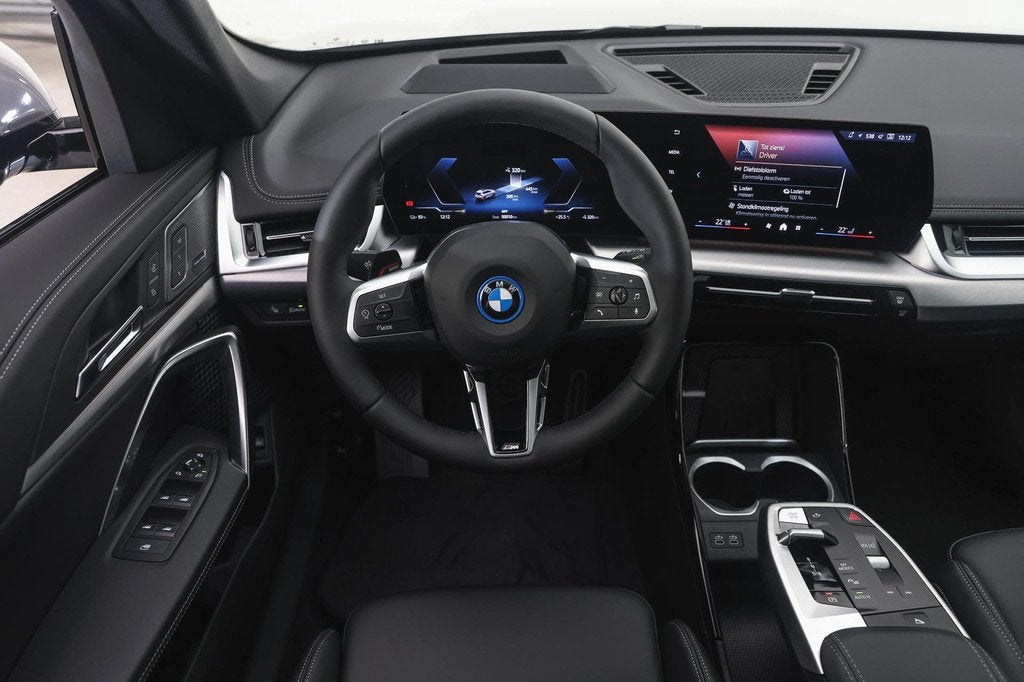 BMW iX1 eDrive20 M Sport / Trekhaak / Panoramadak / Sportsto, Auto's, BMW, Zwart, Leder, Stoelverwarming, Nieuw