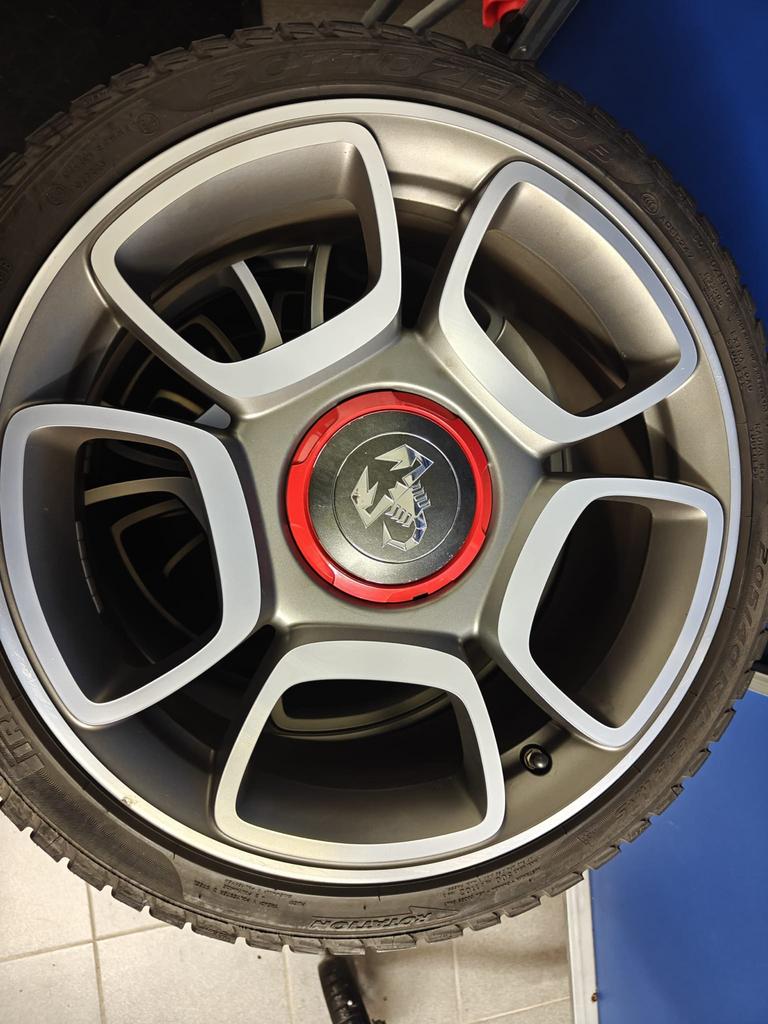 4 originele Abarth 500 17 inch velgen met winterbanden, Auto-onderdelen, Gebruikt, Banden en Velgen, 17 inch, Personenwagen