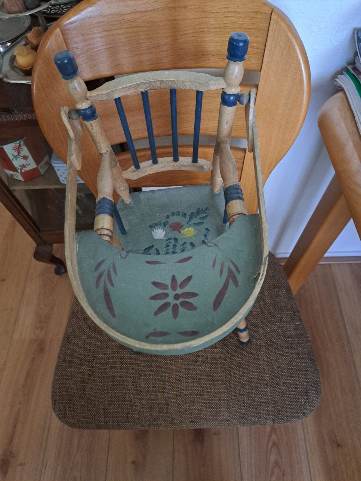 Vintage houten poppenstoel met handgeschilderde bloemen, Antiek en Kunst, Ophalen of Verzenden