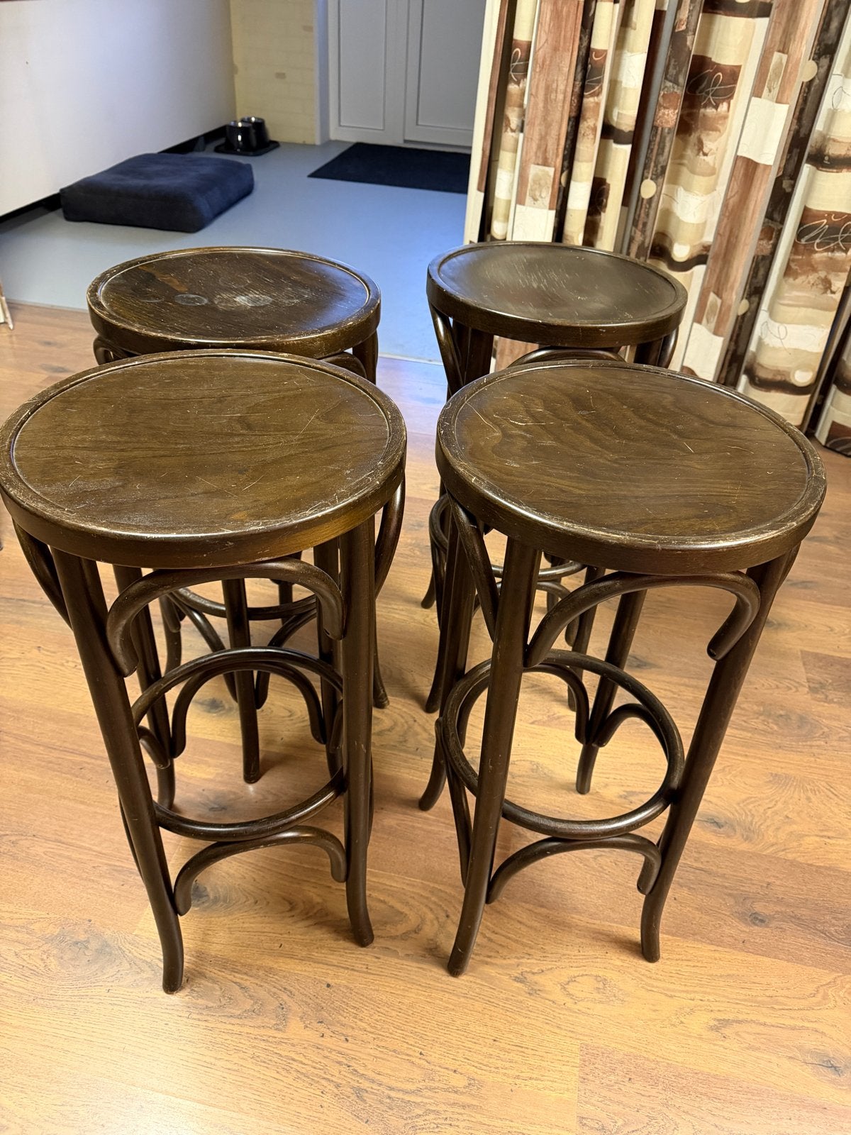 4 donkerbruine houten barkrukken Thonet - 80 cm hoog, Ophalen, Gebruikt, Met voetsteun, 60 tot 90 cm