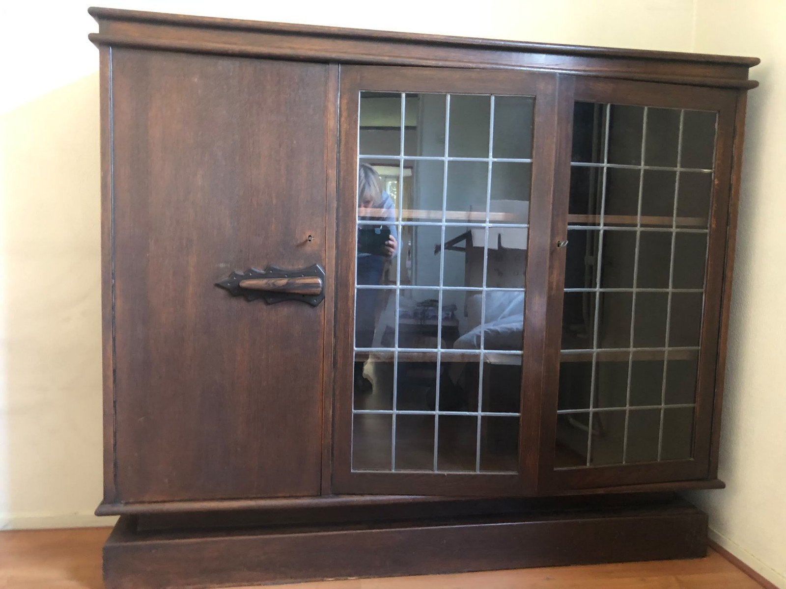 Vintage houten kast met glazen deuren, Ophalen