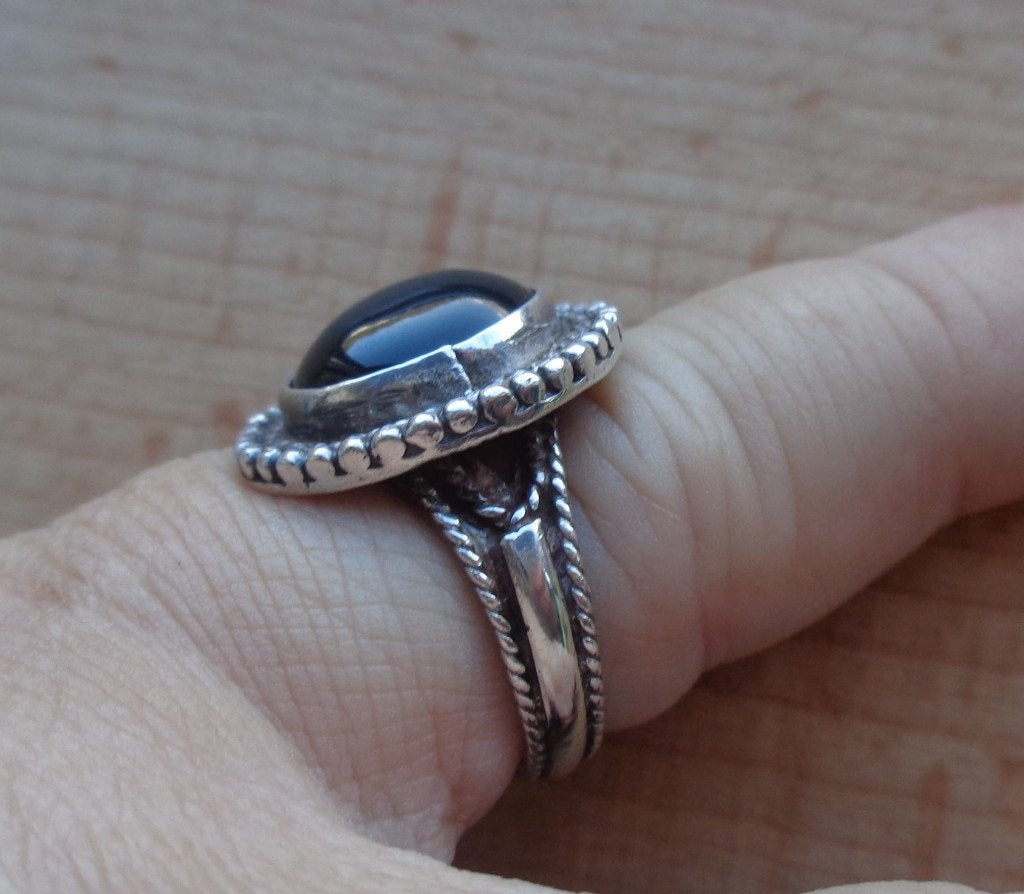 zilveren sierlijke ring met zwarte steen [548], Verzenden, Dame, Zilver, Zilver