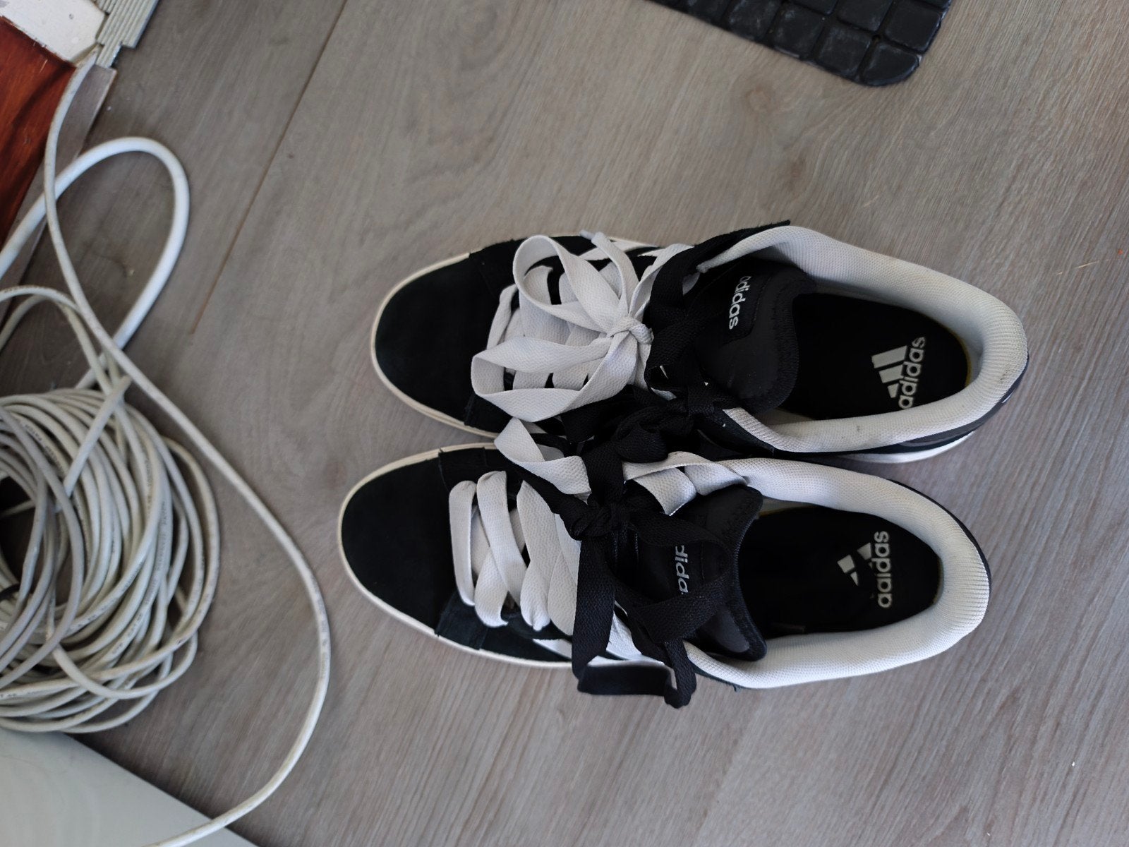 Adidas sneakers zwart met witte strepen - Maat 47 1/3, Zwart, Ophalen of Verzenden, Sneakers of Gympen, Adidas