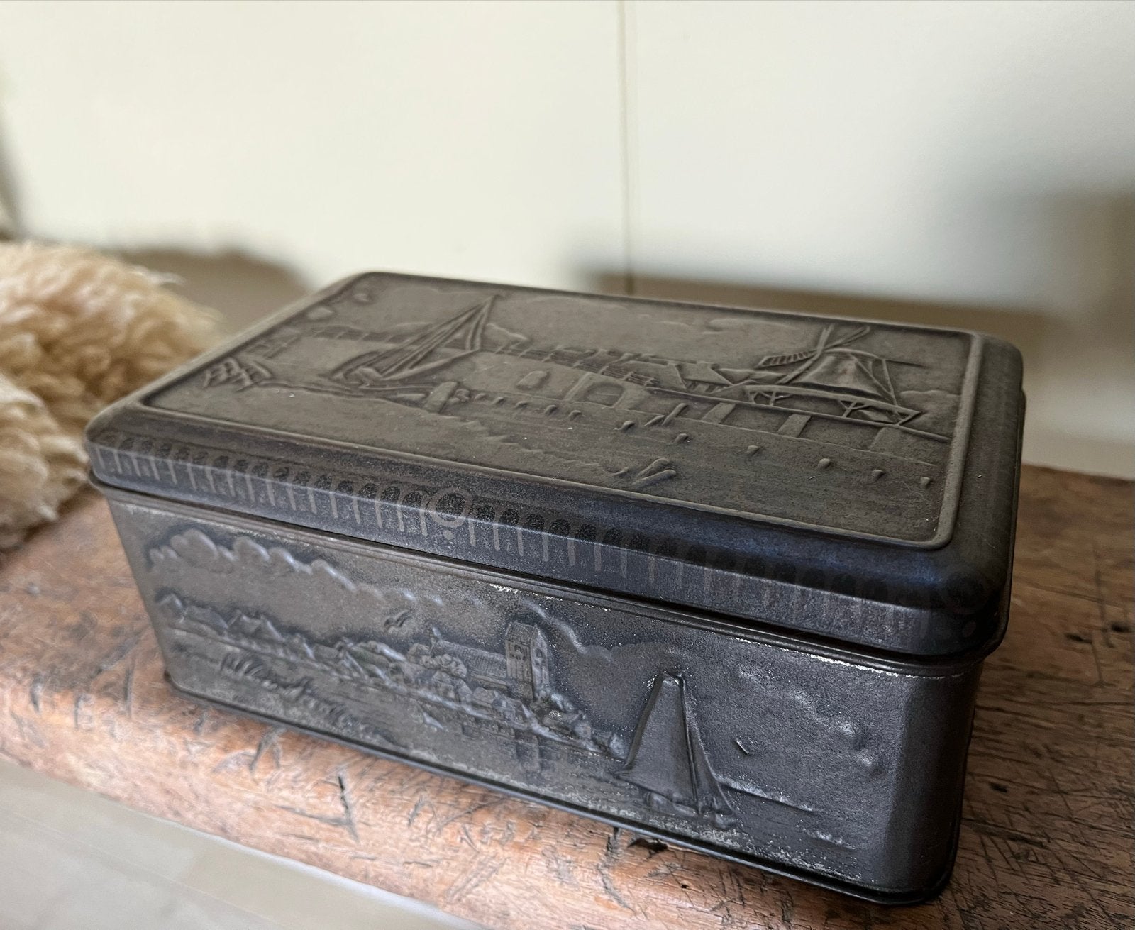 Antieke D.E. Heerenbaai blikken doos met reliëf, Ophalen of Verzenden
