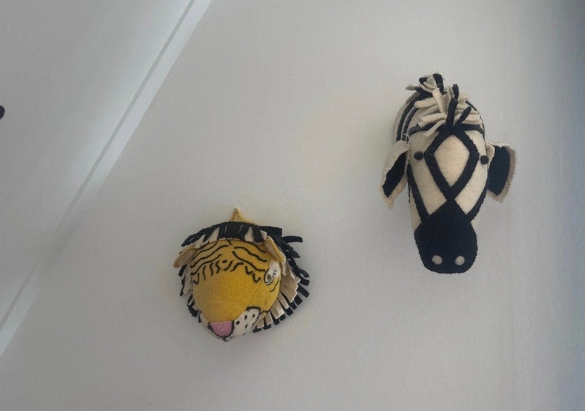 Vilten dierenkoppen leeuw en zebra - kinderkamer - jungle, Ophalen of Verzenden, Zo goed als nieuw, Wanddecoratie