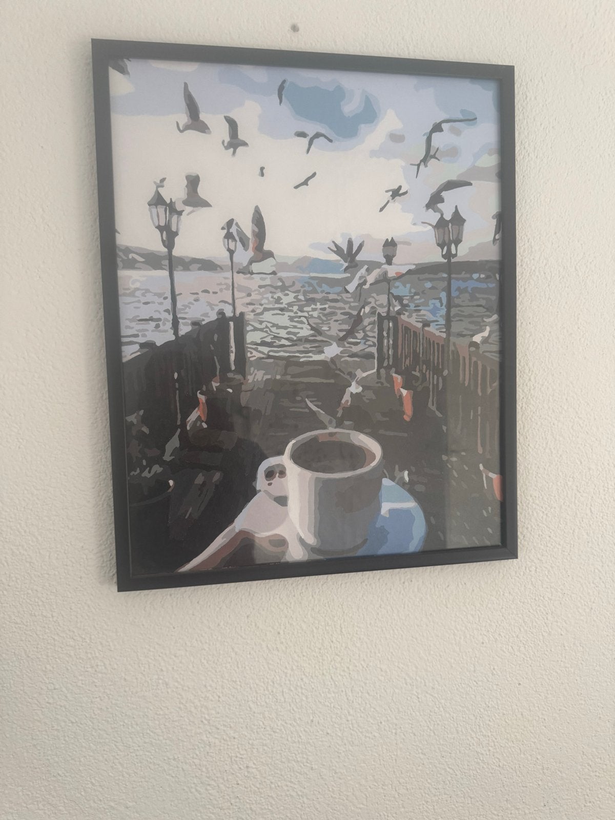 Schilderij met koffiekopje en zeegezicht, Overig onderwerp, Papier/karton, Ophalen of Verzenden, Ingelijst