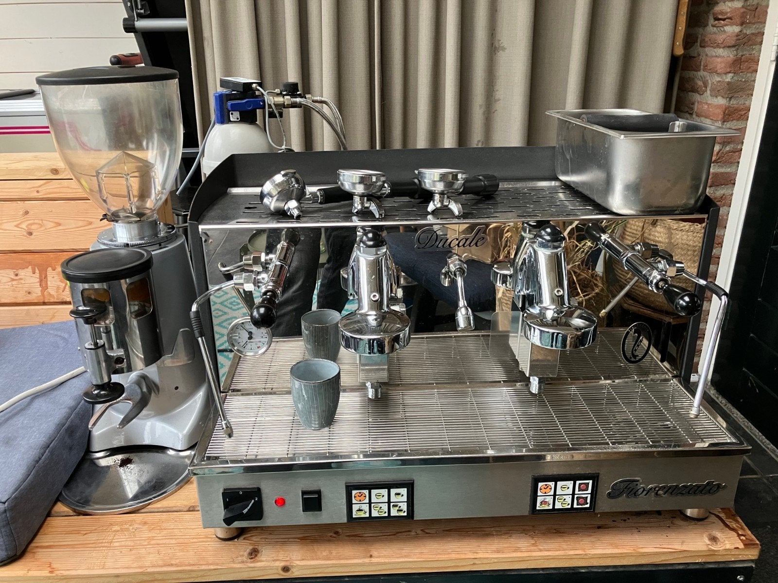 Professionele Ducale espressomachine met Fiorenzato molen, Ophalen, Gebruikt, Espresso apparaat, 10 kopjes of meer