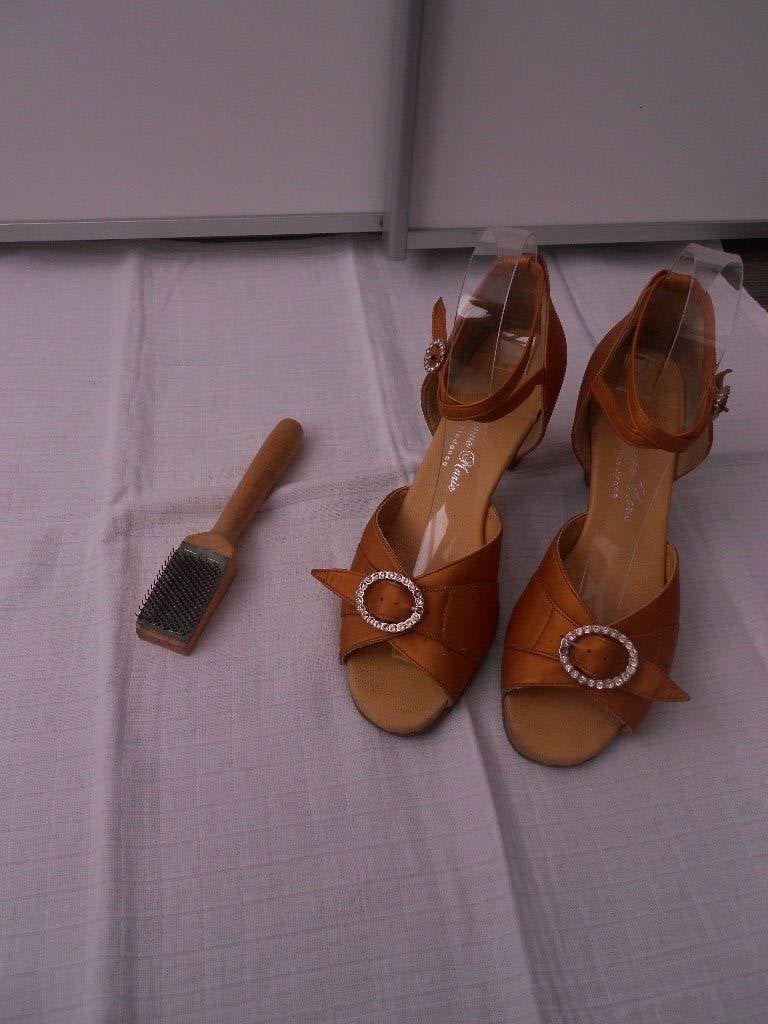 Satijnen dansschoenen - Jeanne Marie - mt 37, Sport en Fitness, Dansen, Ophalen of Verzenden, Gebruikt, Schoenen