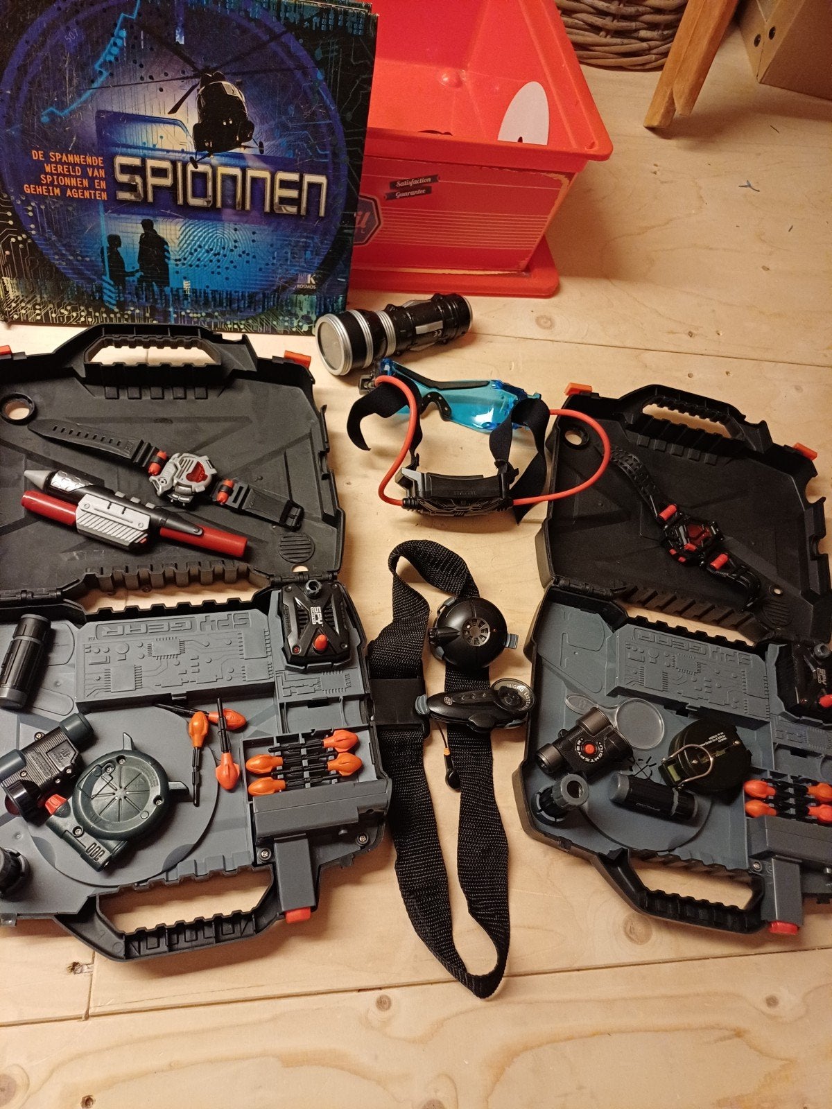 Spy Gear set met diverse spionnen gadgets en boek, Ophalen, Gebruikt, Jongen of Meisje