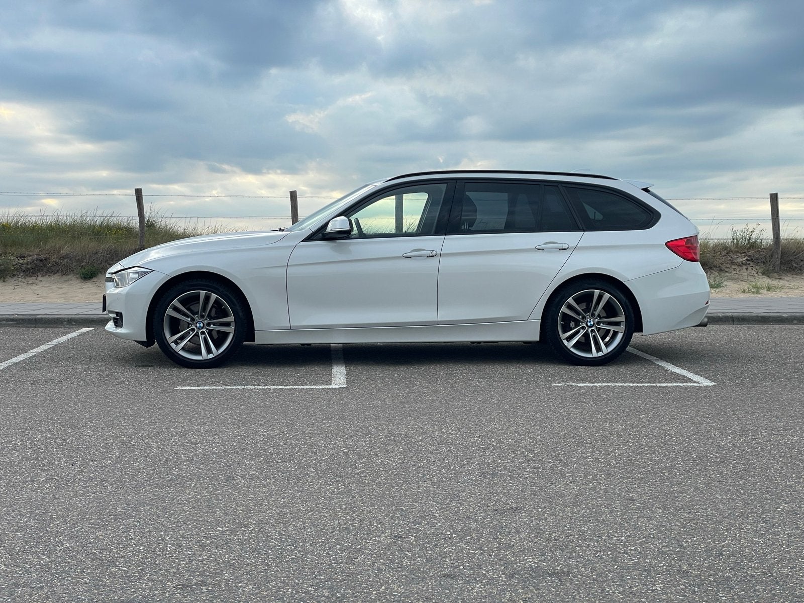 BMW 3-Serie 320i 184pk Xdrive High Executive Aut 2013 Wit, 15 km/l, Zwart, 4 cilinders, Leder en Stof