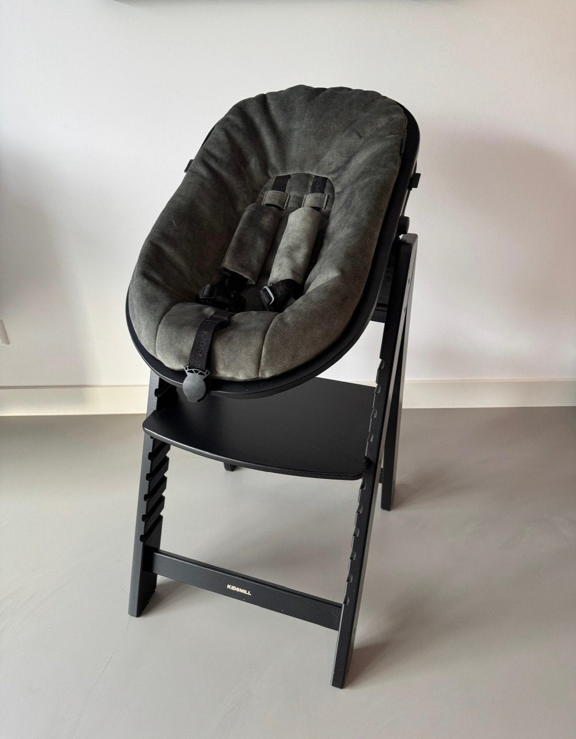 Kidsmill Up Meegroei Kinderstoel met Babyset Zwart, Kinderen en Baby's, Kinderstoelen, Ophalen, Zo goed als nieuw, Meegroeistoel