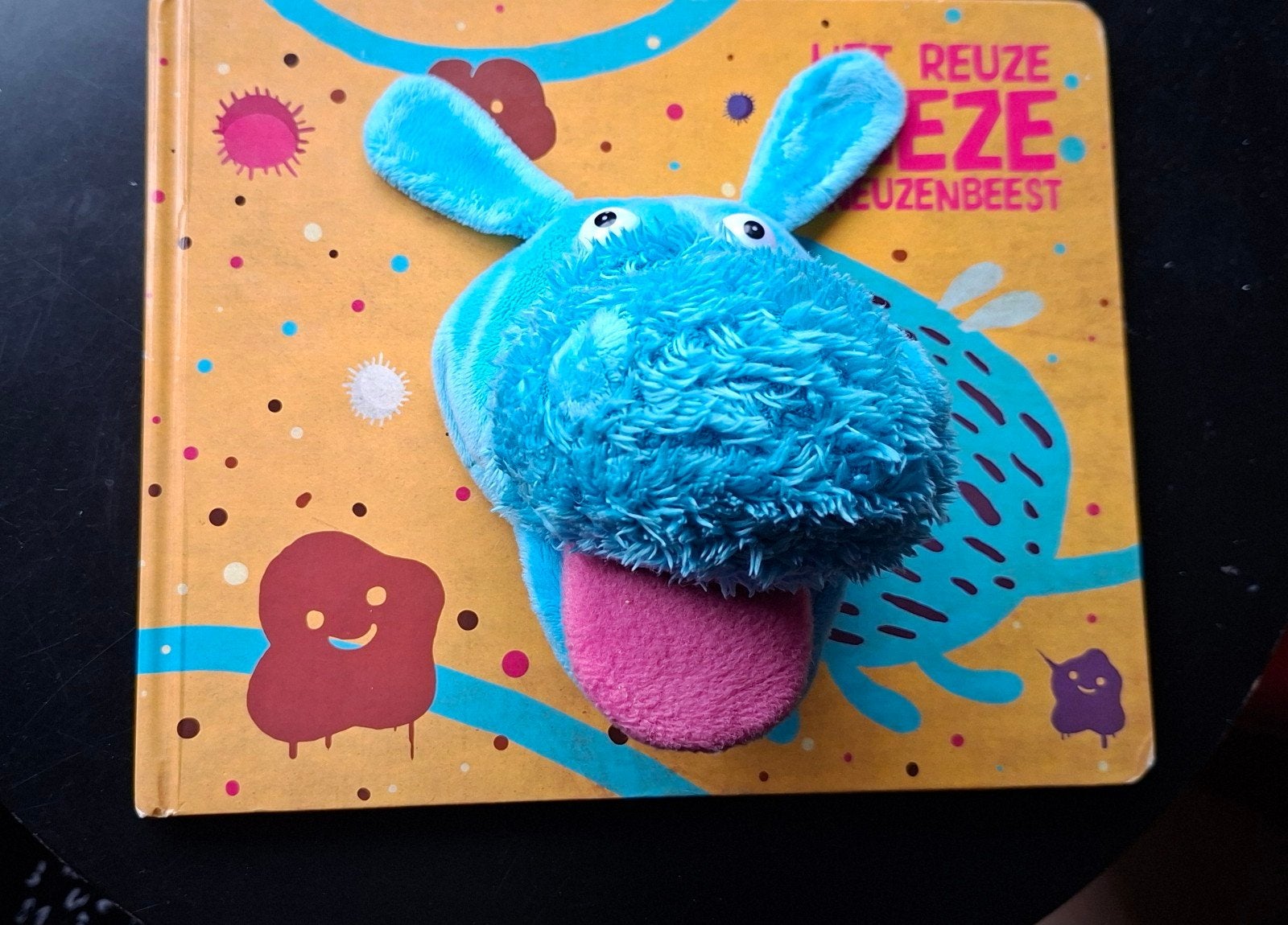 Het Reuze Vieze Neuzenbeest Boek met Handpop - M. Verkoel, Boeken, Ophalen of Verzenden, Zo goed als nieuw, Maikel Verkoelen, 3 tot 4 jaar