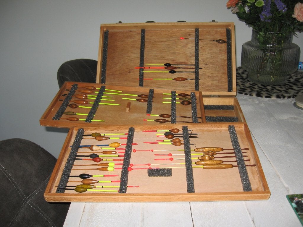 Hand gebouwde dobber kist met fairplay sticker en 45 dobbers, Ophalen, Zo goed als nieuw, Complete set