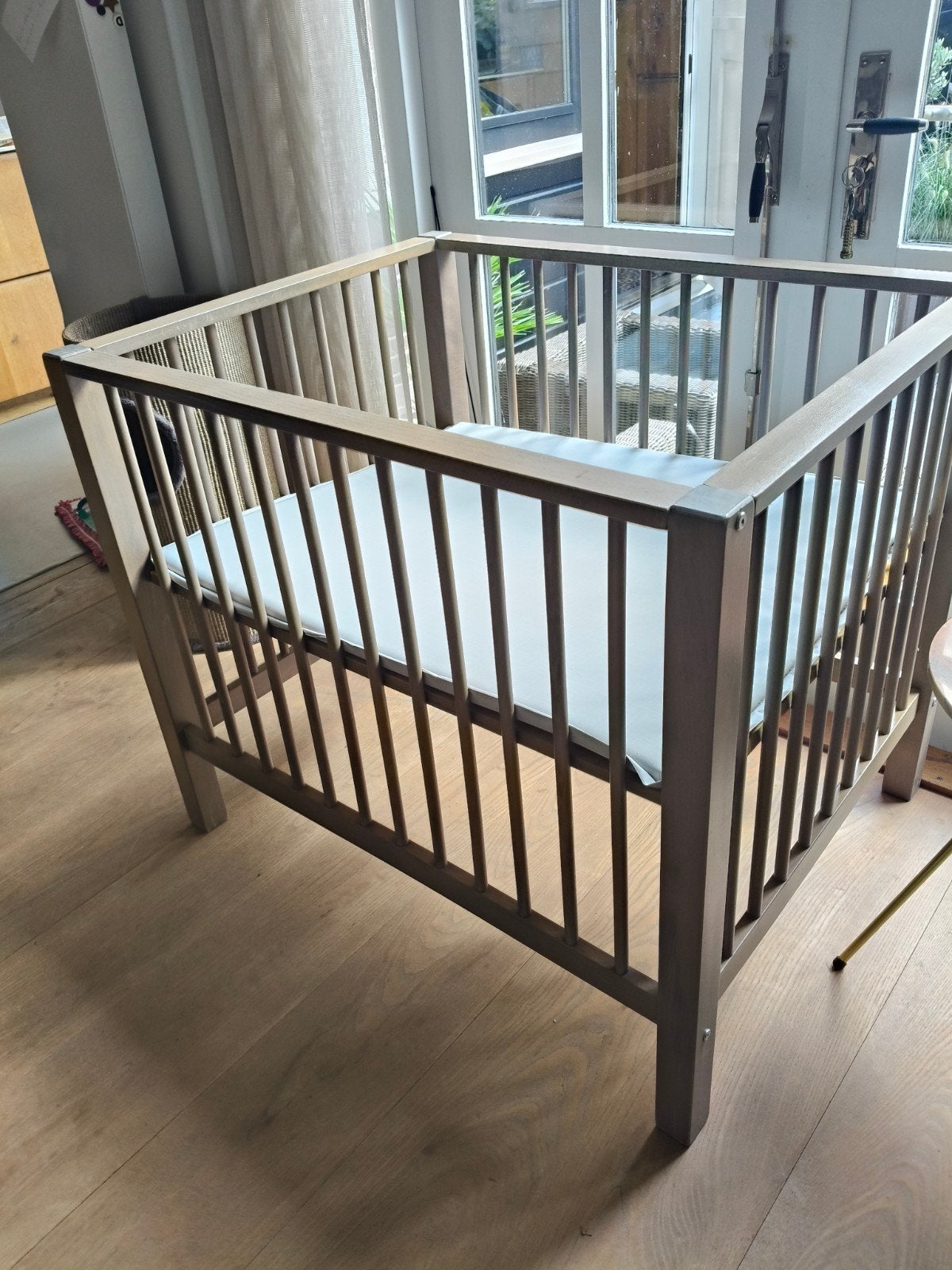 Mooie houten baby box met verstelbare bodem, Ophalen, Gebruikt, Rechthoekig, In hoogte verstelbaar
