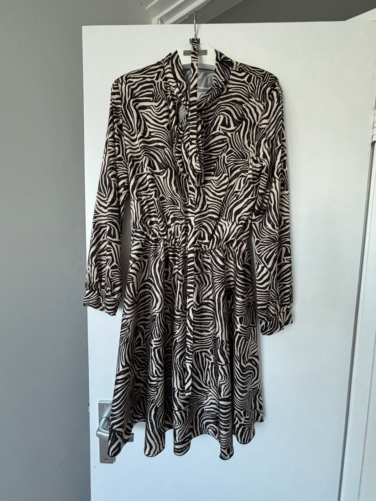 Nieuwe Rinascimento jurk maat S met zebraprint, Zwart, Nieuw, Ophalen of Verzenden, Knielengte