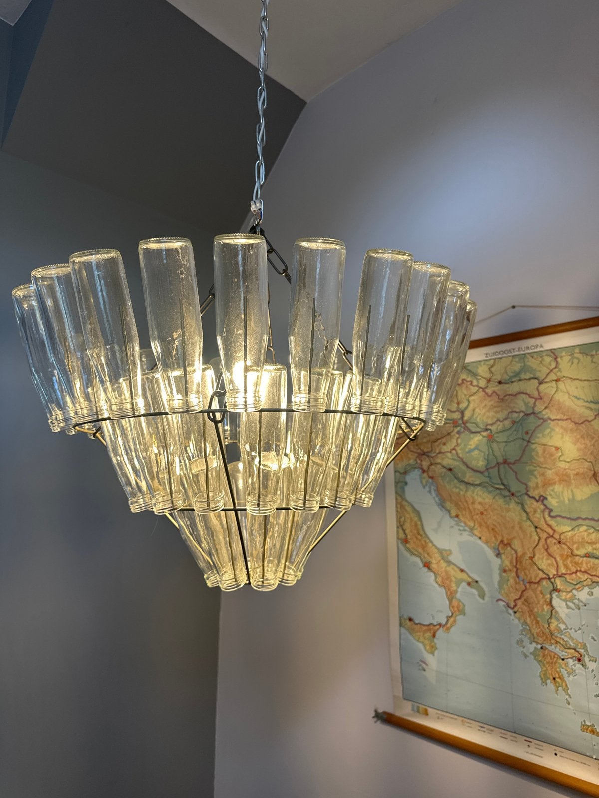 Unieke kroonluchter van gerecyclede flessen, Huis en Inrichting, Lampen | Kroonluchters, Ophalen of Verzenden, Zo goed als nieuw