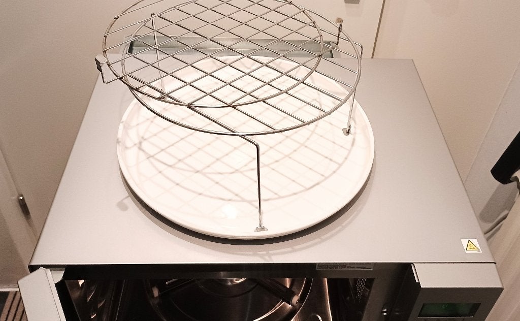 Sharp witte ronde magnetronschaal, zwarte bakplaat of bakrek, Ophalen, ., Zo goed als nieuw, .