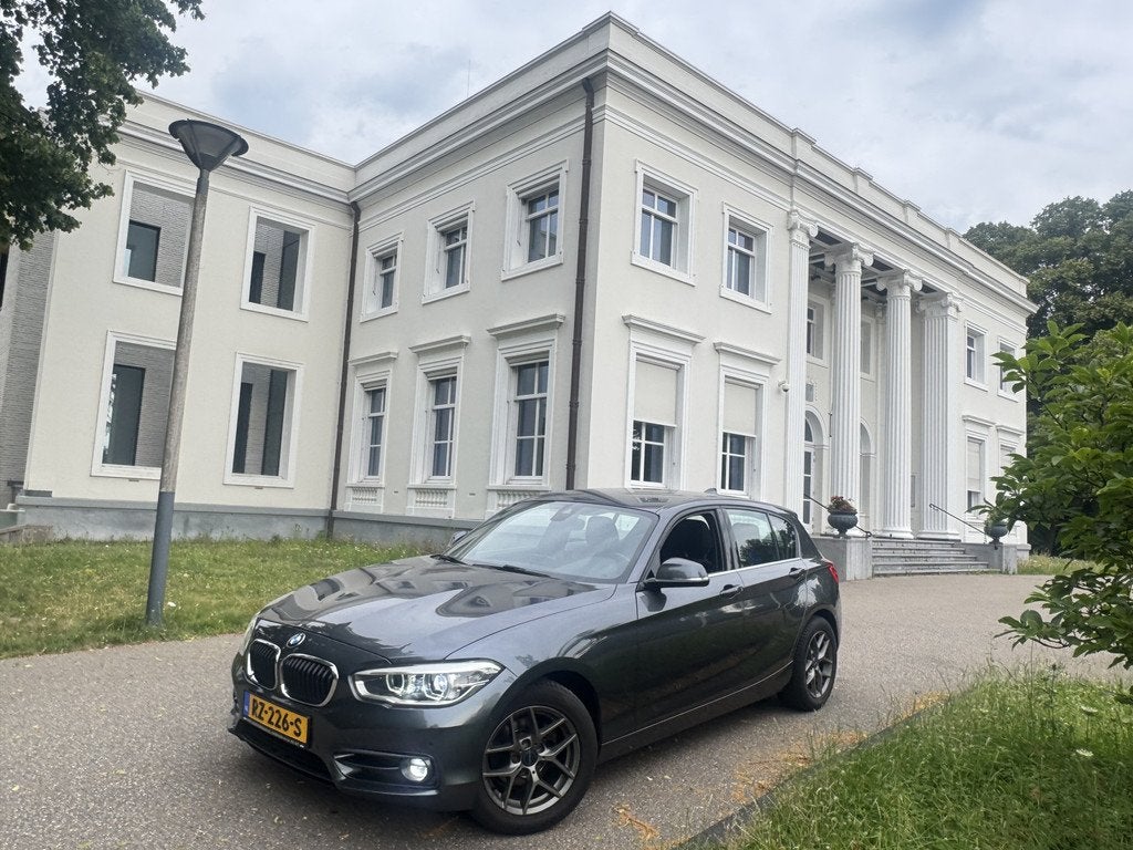 BMW 1 Serie 118 i 5 DRS, 11.000 km p/jr ! EXTREEM MOOI, Euro 6, Bedrijf, 3 cilinders, Zilver of Grijs
