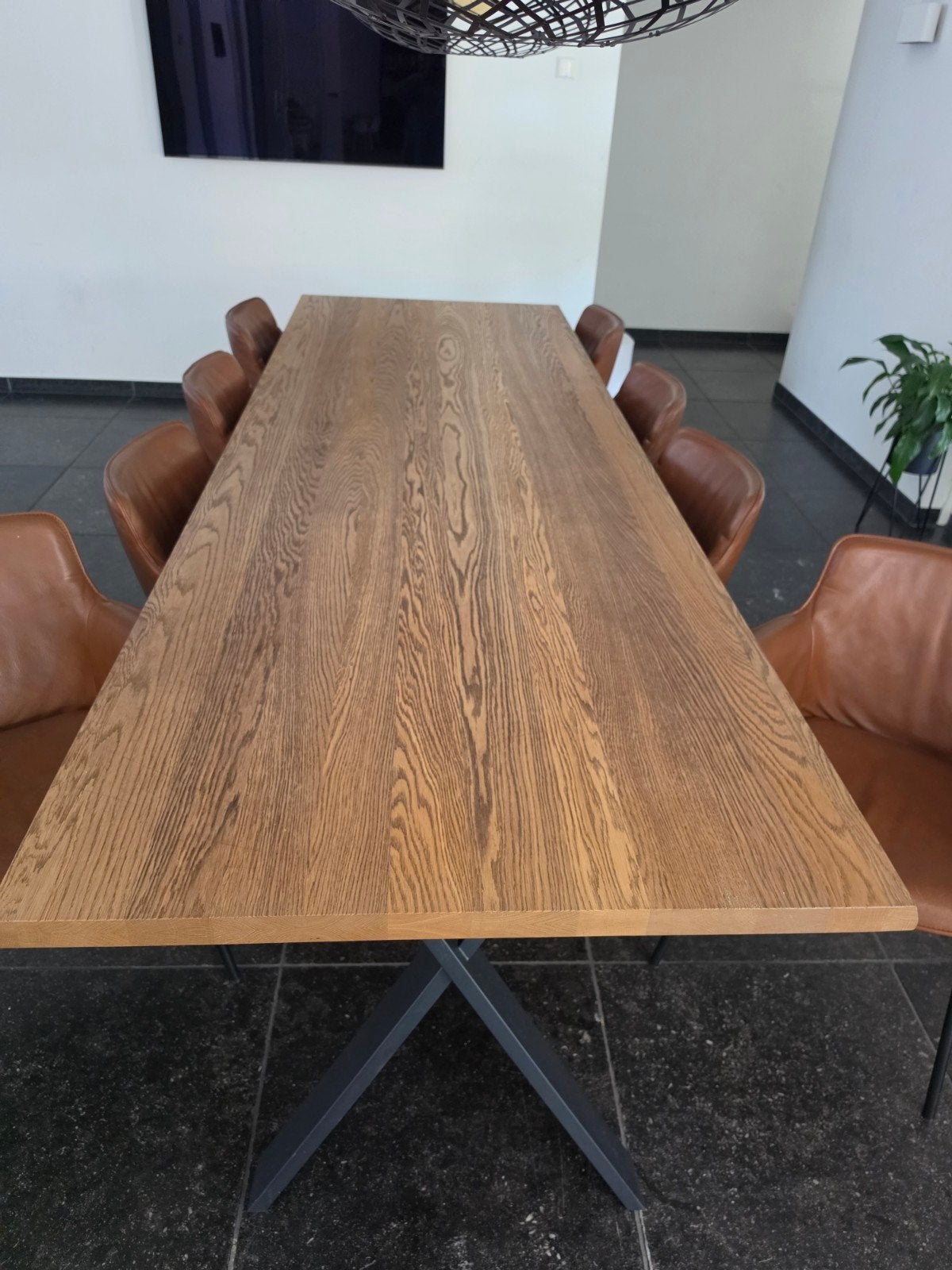 Houten Tafel met 8  leren stoelen