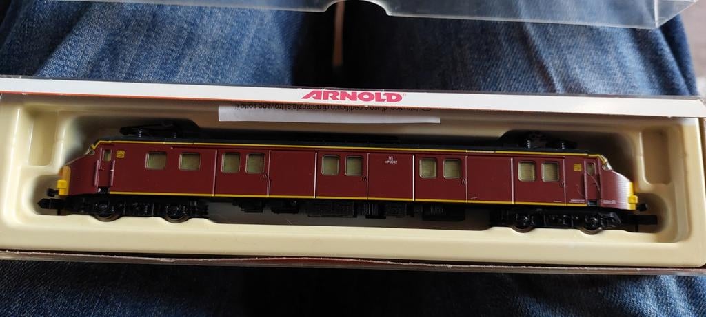 NLK 0413 ARNOLD 2336 MOTORPOST BRUIN MET GELE NEUZEN 1/160, Hobby en Vrije tijd, Arnold, Ophalen of Verzenden, Gelijkstroom, Locomotief