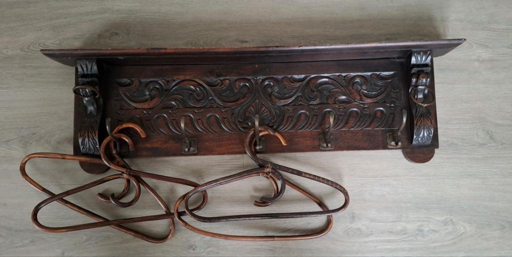 Antieke kapstok met oude hangers, Ophalen, Gebruikt, Hout, Wandkapstok