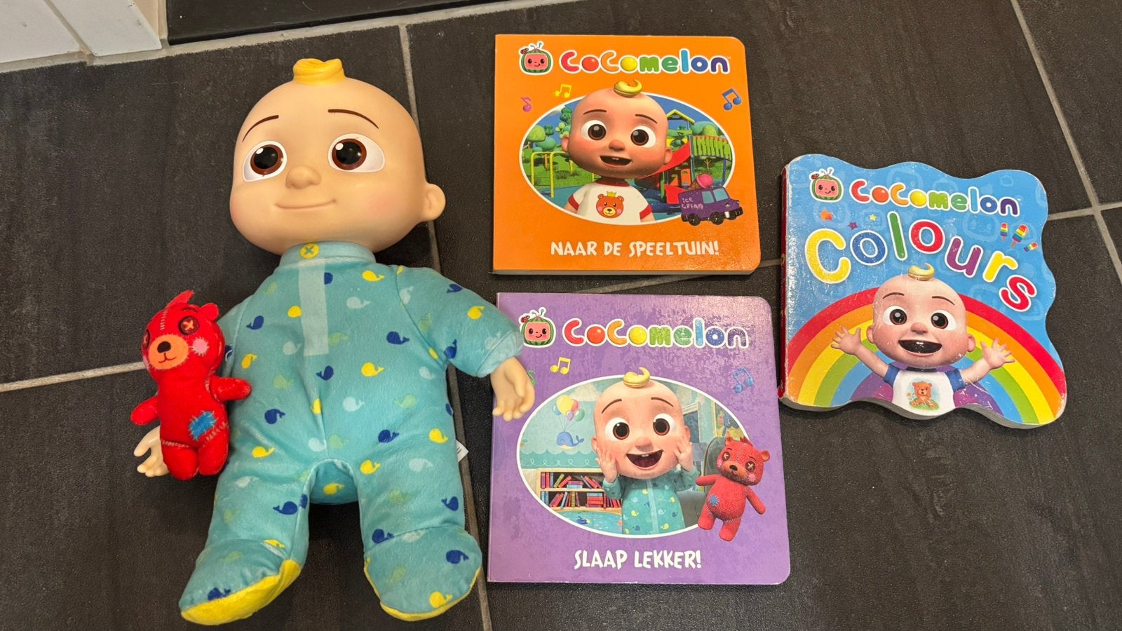 Cocomelon pakket van pop en boekjes, Ophalen of Verzenden, Zo goed als nieuw, Babypop