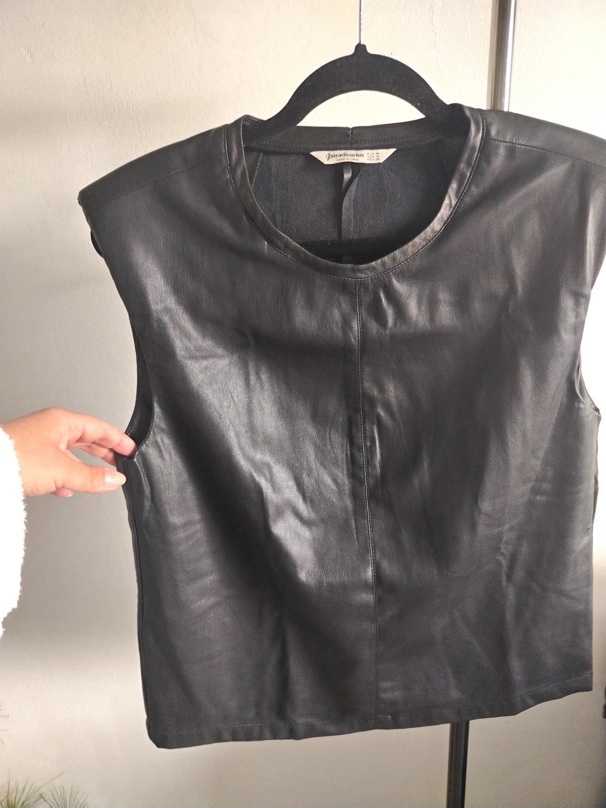 Stradivarius Mouwloze Imitatieleren Top Zwart Maat M, Kleding | Dames, Tops, Maat 38/40 (M), Zwart, Ophalen of Verzenden, Zo goed als nieuw