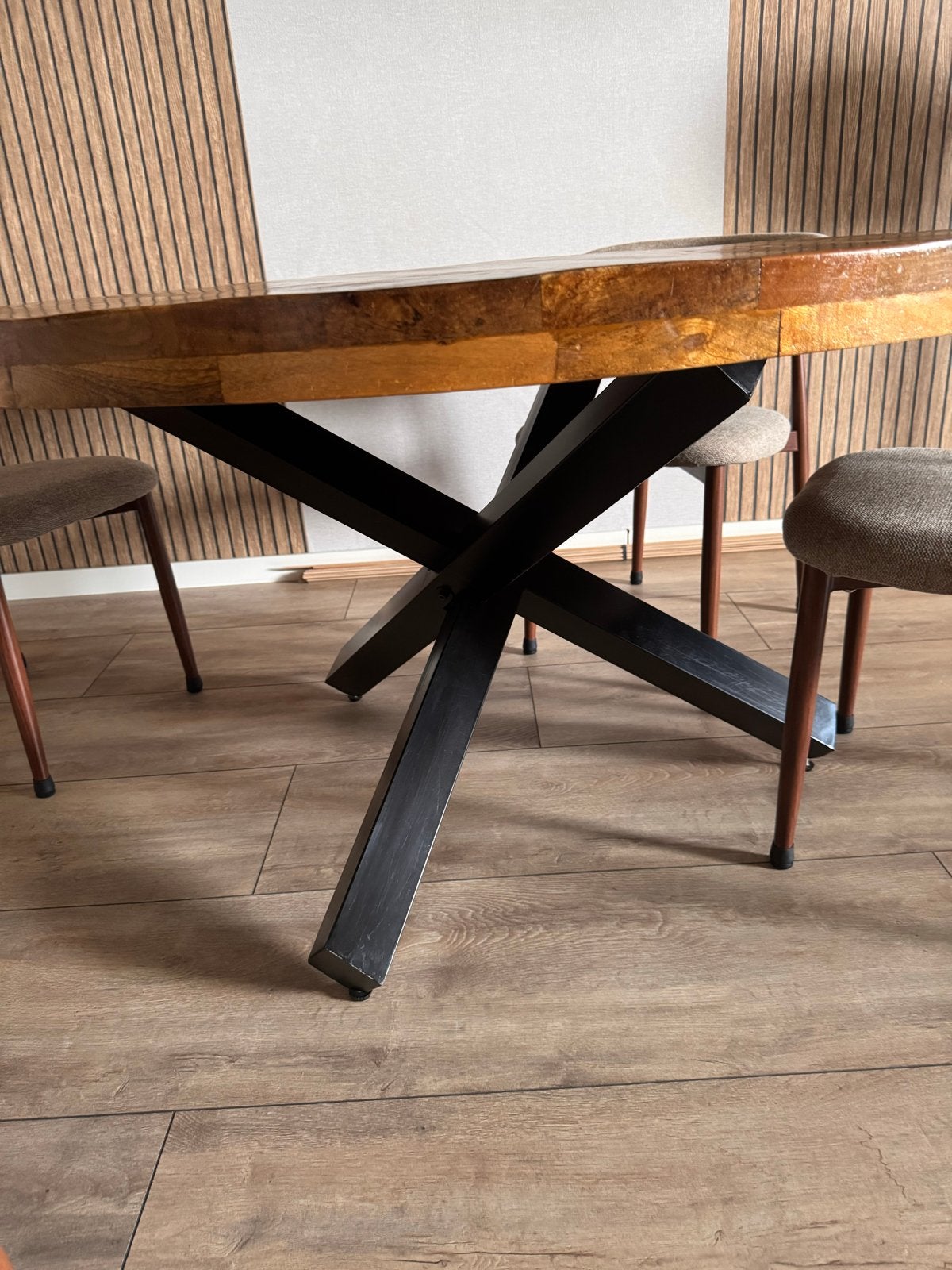 Mangohouten eettafel rond met metalen matrix onderstel, Ophalen, Gebruikt, 100 tot 150 cm, Rond