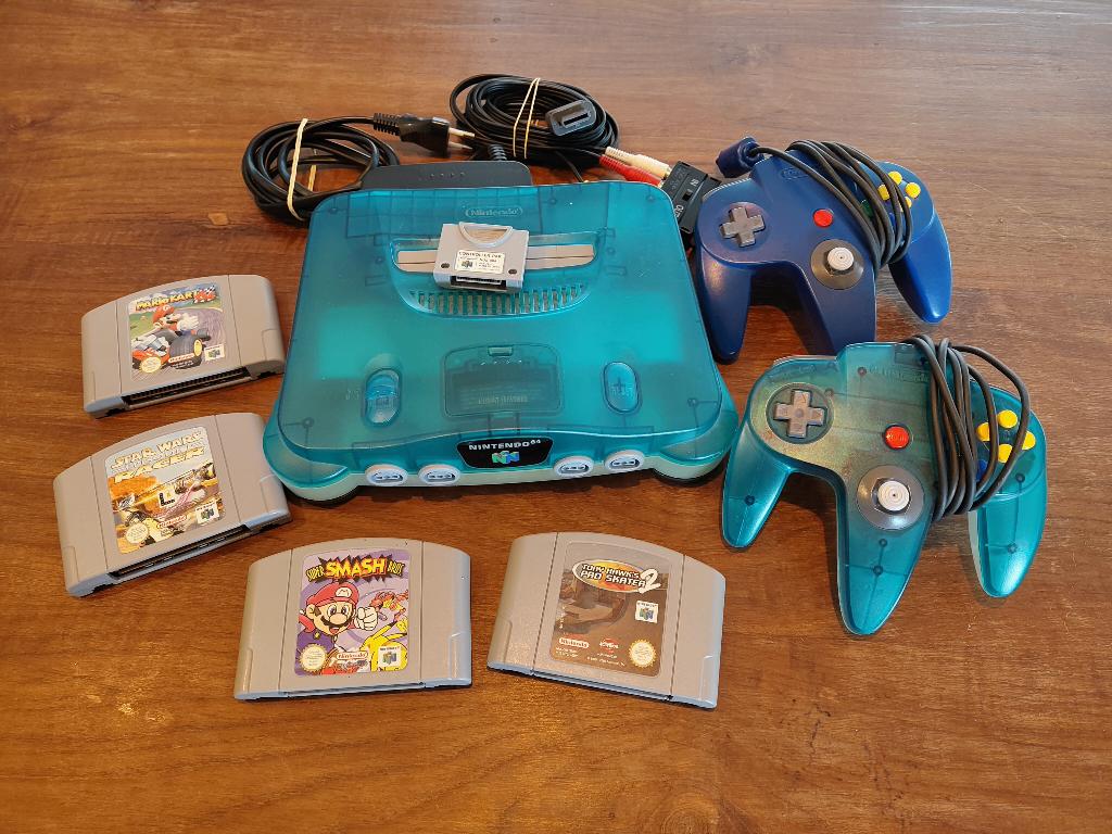 Nintendo 64 Funtastic Ice Blue - Complete set, Spelcomputers en Games, Spelcomputers | Nintendo 64, Gebruikt, Met 2 controllers