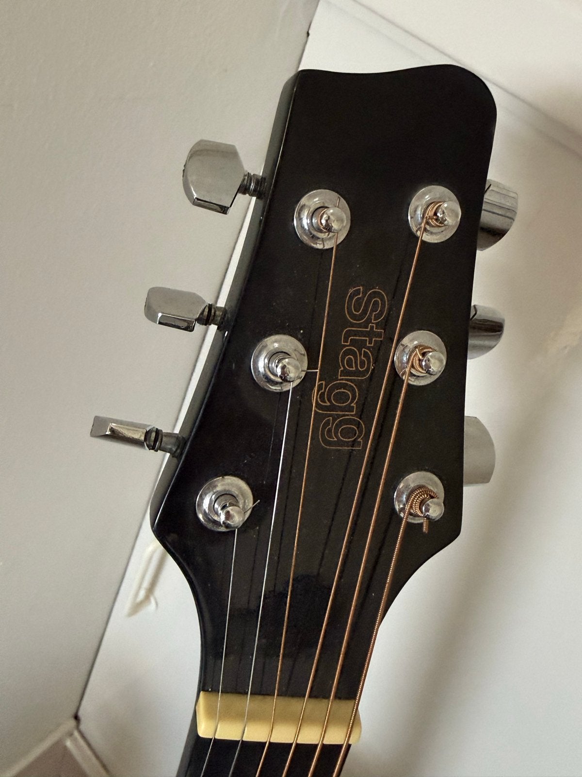Foto 3 van Linkshandige Stagg Western gitaar met standaard