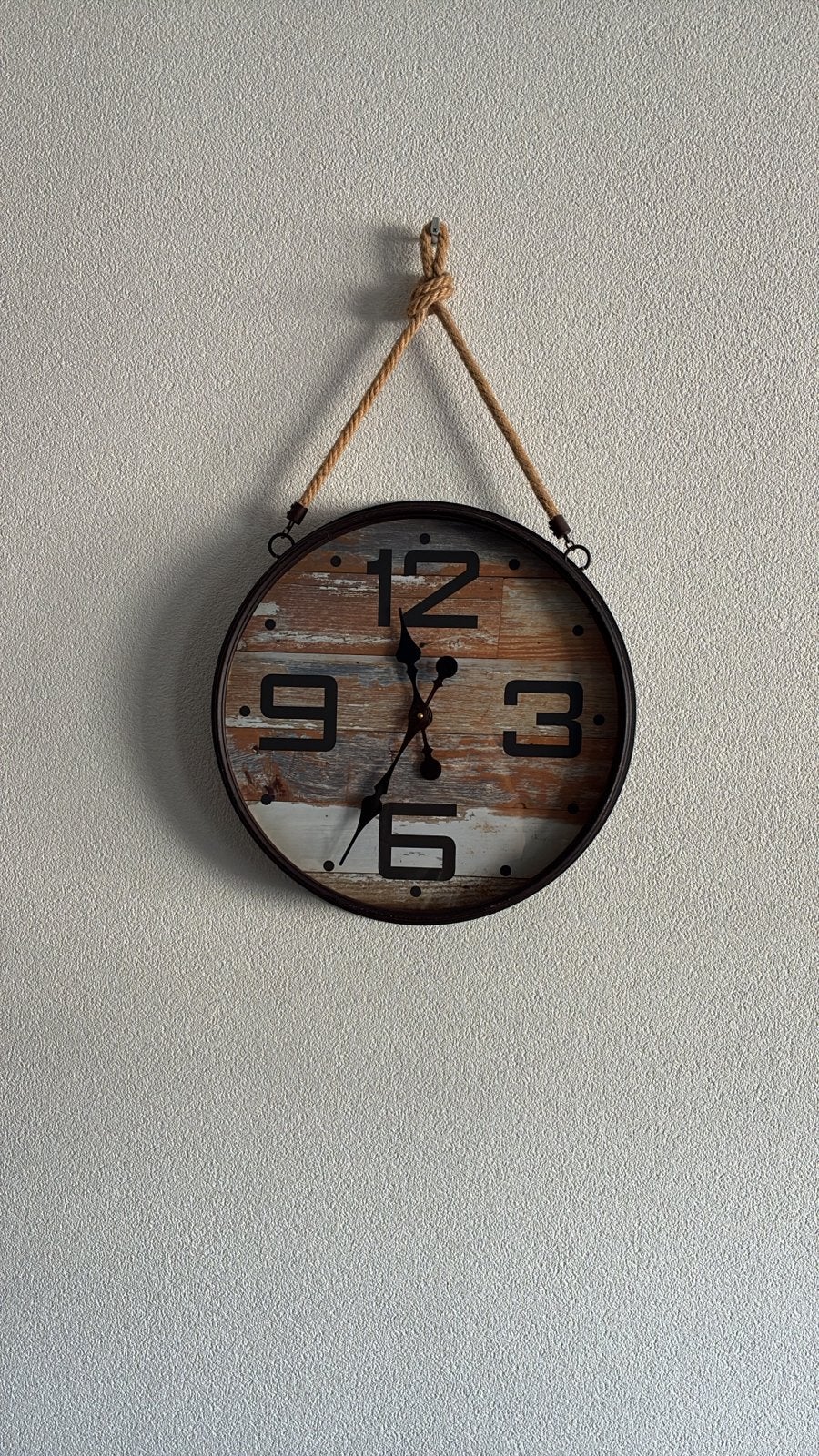 Wandklok rond 46 cm met touwophanging, Huis en Inrichting, Ophalen, Analoog, Werkt op batterijen, Industrieel