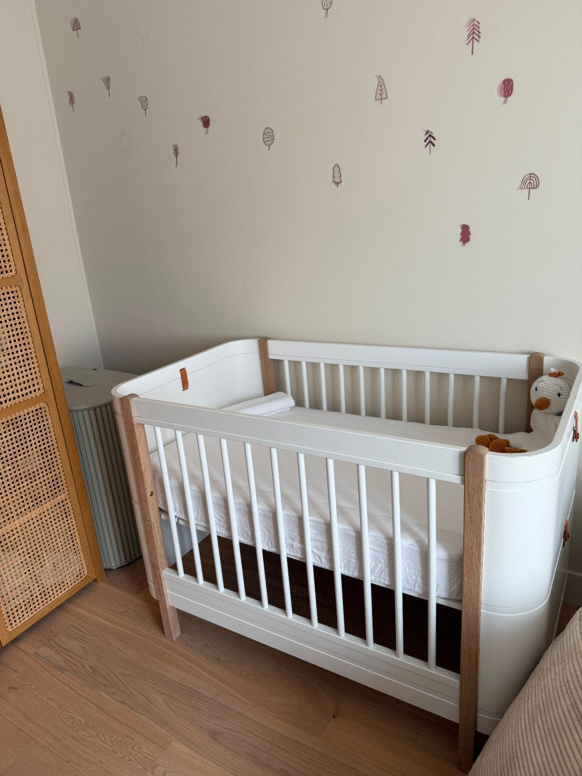 Oliver Furniture Wood Mini+ Ledikant+Junior Kit+Matras+Linne, Ophalen, Zo goed als nieuw, Ledikant