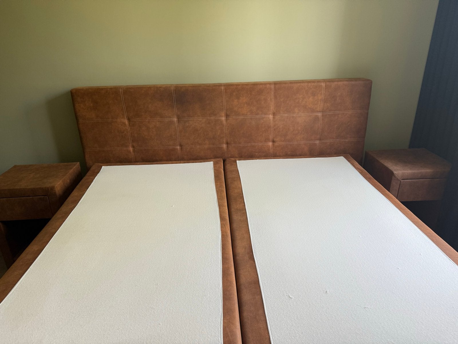 Elektrische boxspring 180x200 met hoofdbord en nachtkastjes, Ophalen, Overige materialen, Gebruikt, Bruin