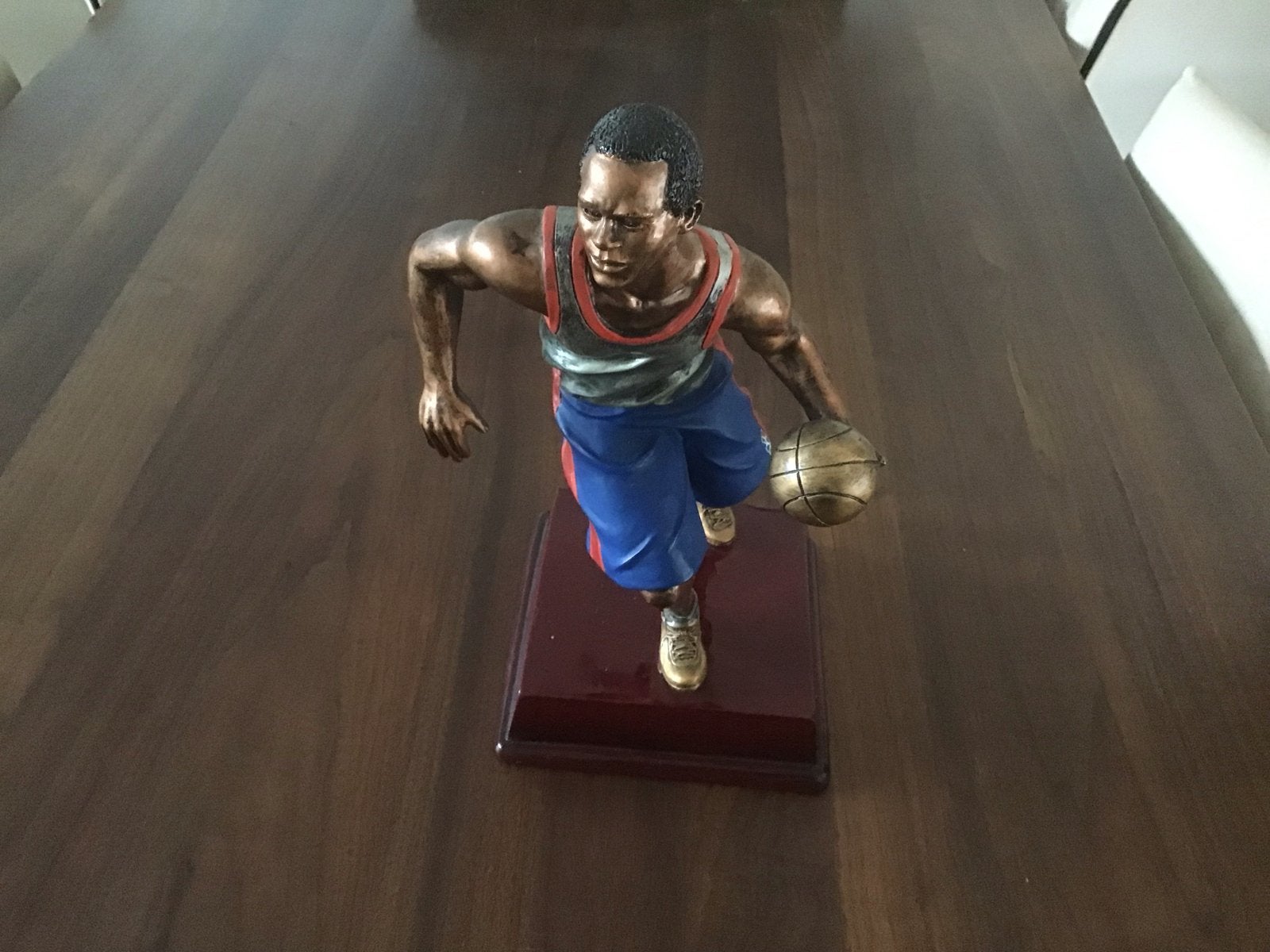 Bronsachtig  beeld van een basketballer!, Ophalen of Verzenden, 20 - 50 cm, Beeld, Bruin