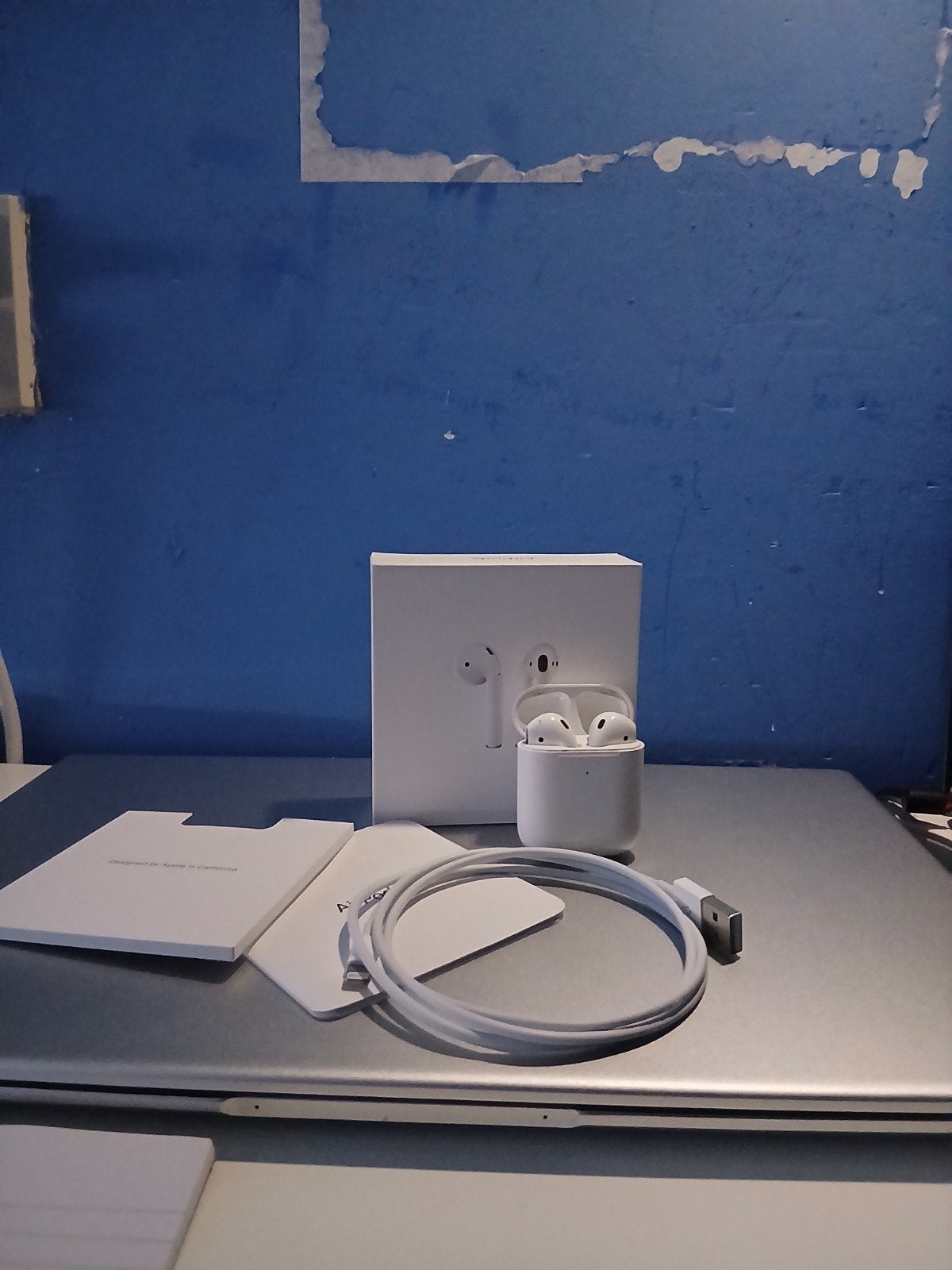 Apple AirPods 2e generatie met oplaadcase, Ophalen, Zo goed als nieuw, Draadloos