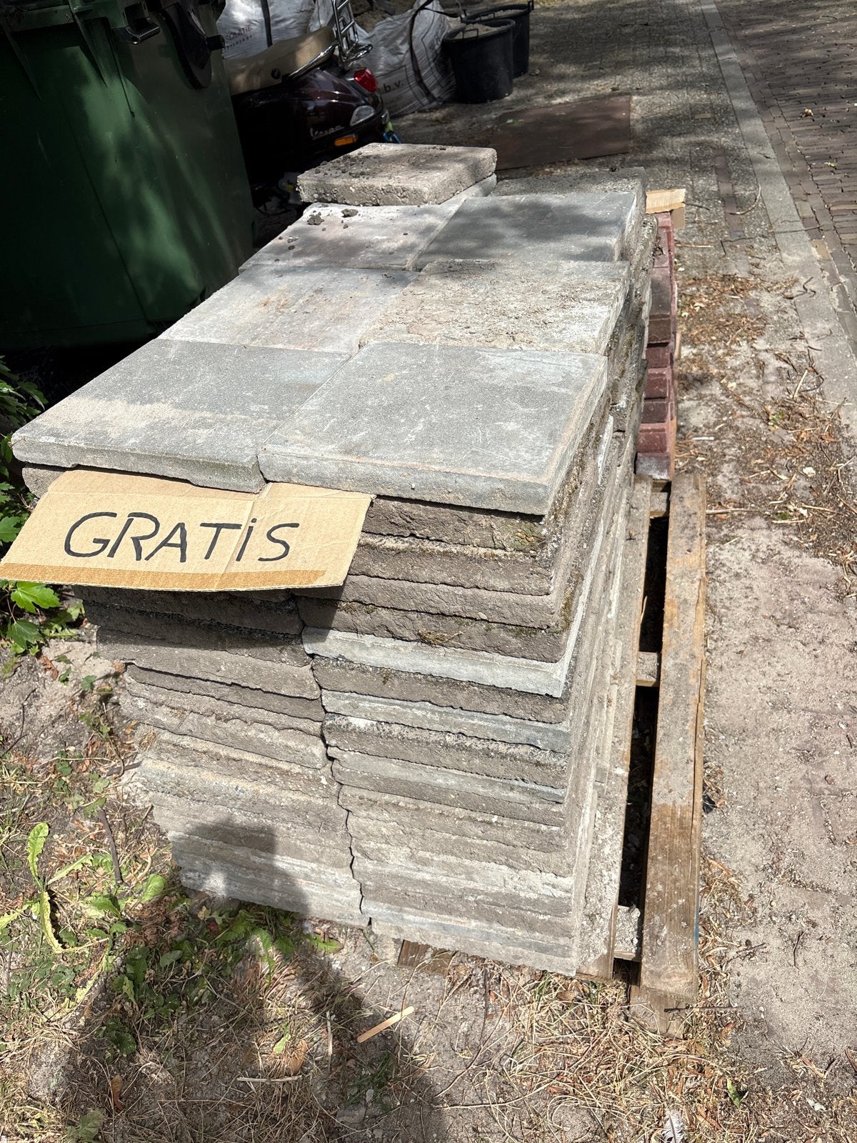 Gratis terrastegels, gebruikt. Ca 150 stuks, Ophalen, Gebruikt, 5 tot 10 m², Beton