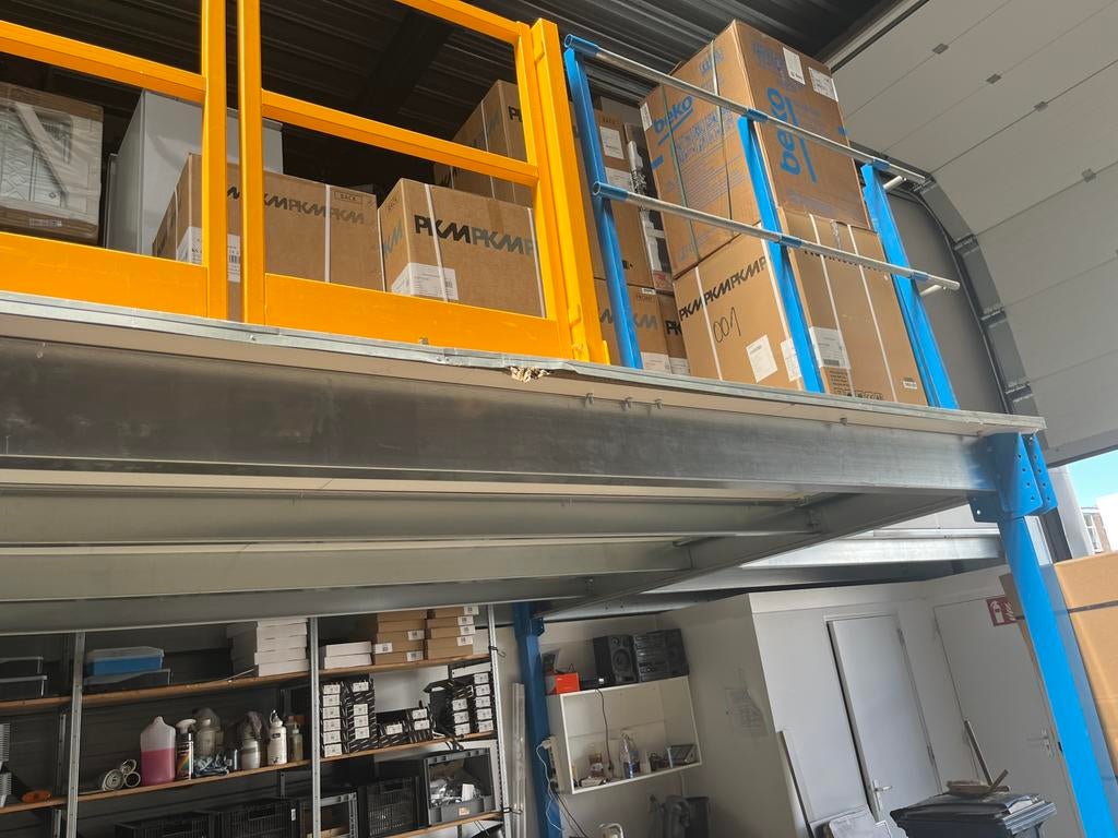 Entresolvloer 80m2 tussenvloer trap en hekwerk, Opslag