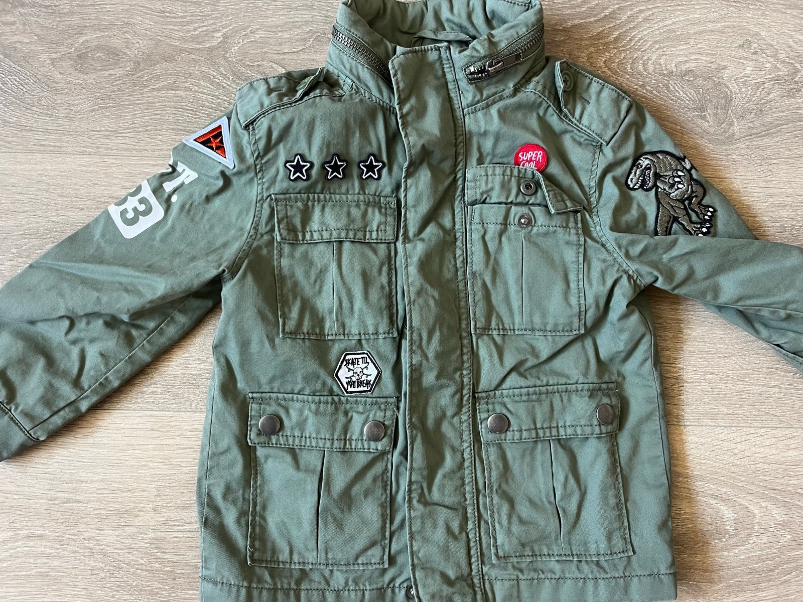 Zomerjas maat 98 met dino-patches, zo goed als nieuw, Kinderen en Baby's, Kinderkleding | Maat 98, Ophalen of Verzenden, Zo goed als nieuw