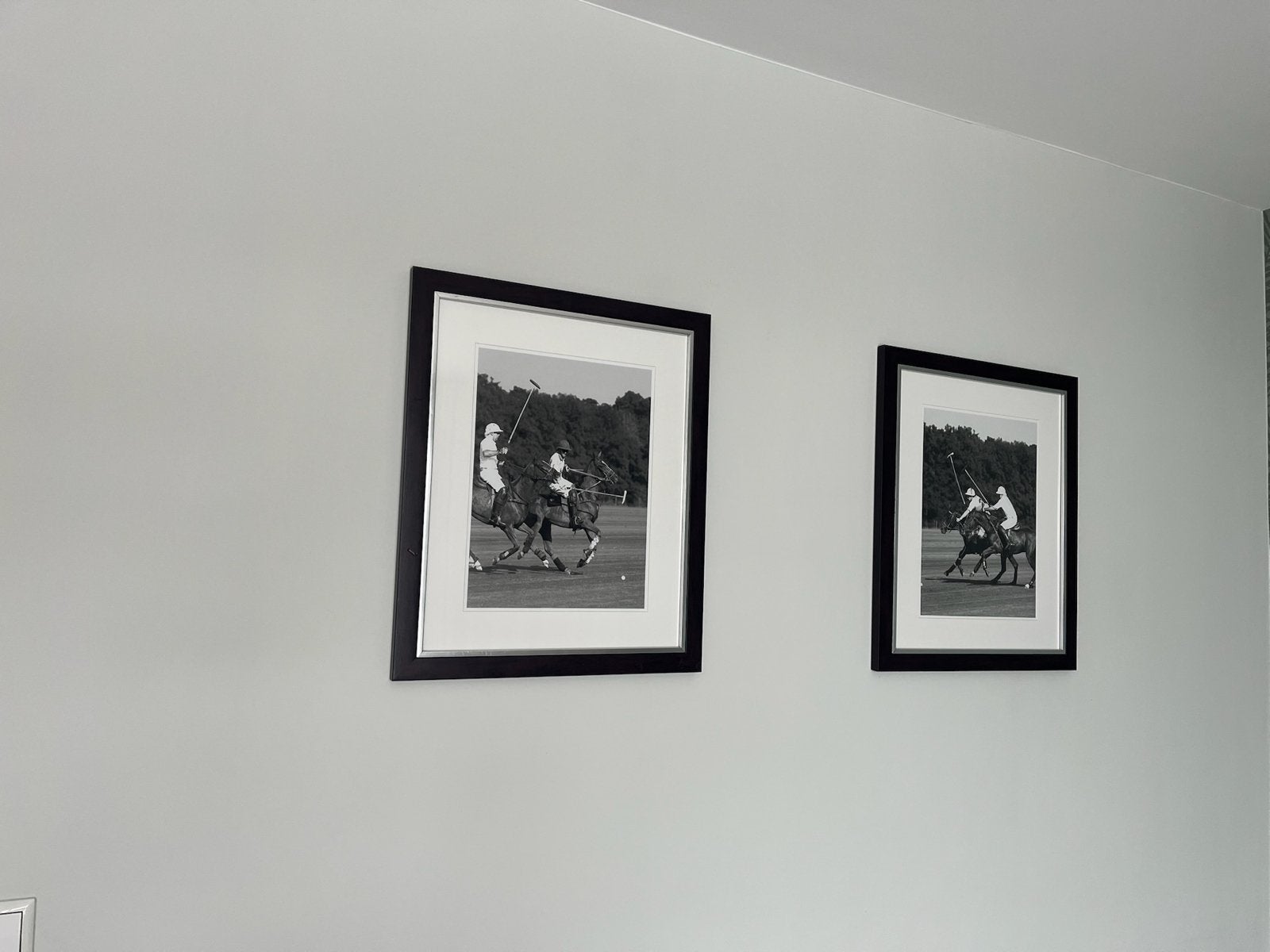 Twee houten lijsten met zwart-wit foto van polospelers, Antiek en Kunst, Ophalen of Verzenden