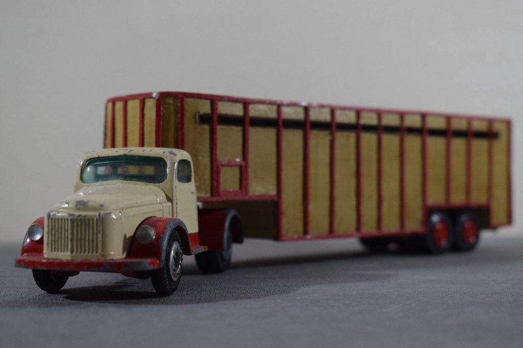 Volvo (Tekno) met code 3 veetrailer, Hobby en Vrije tijd, Ophalen of Verzenden, Gebruikt, Bus of Vrachtwagen, Tekno