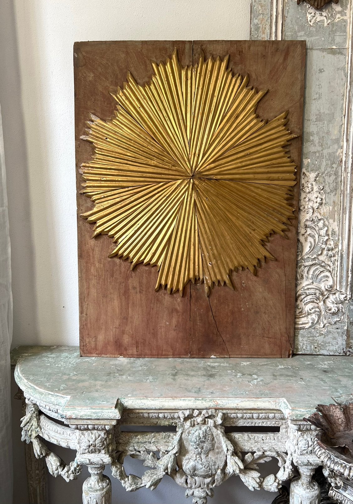 Per Sempre, 18de eeuw Paneel met Houten  Sunburst, Ophalen