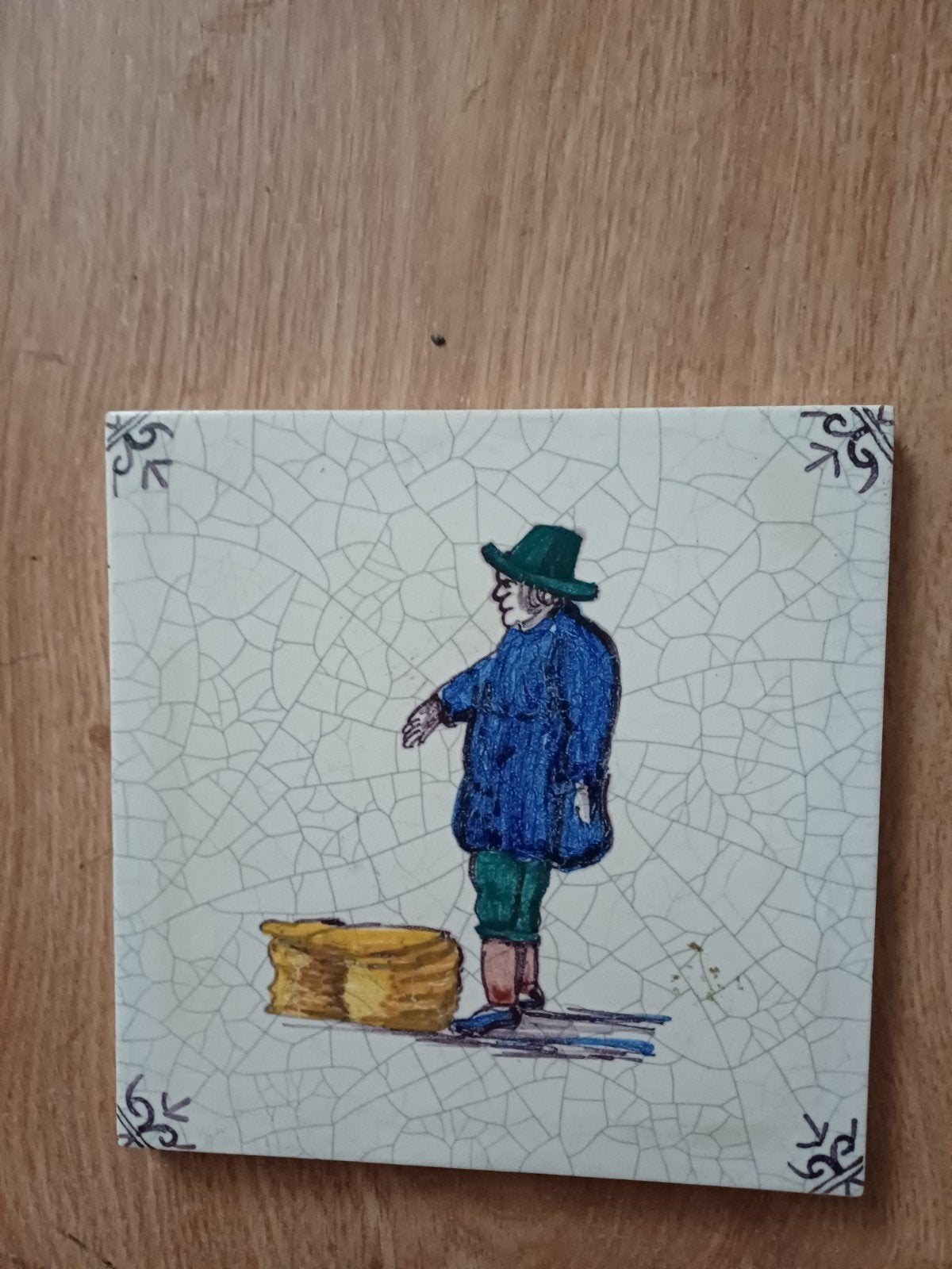 Handgeschilderde Tichelaar Makkum tegel met figuur, Ophalen of Verzenden