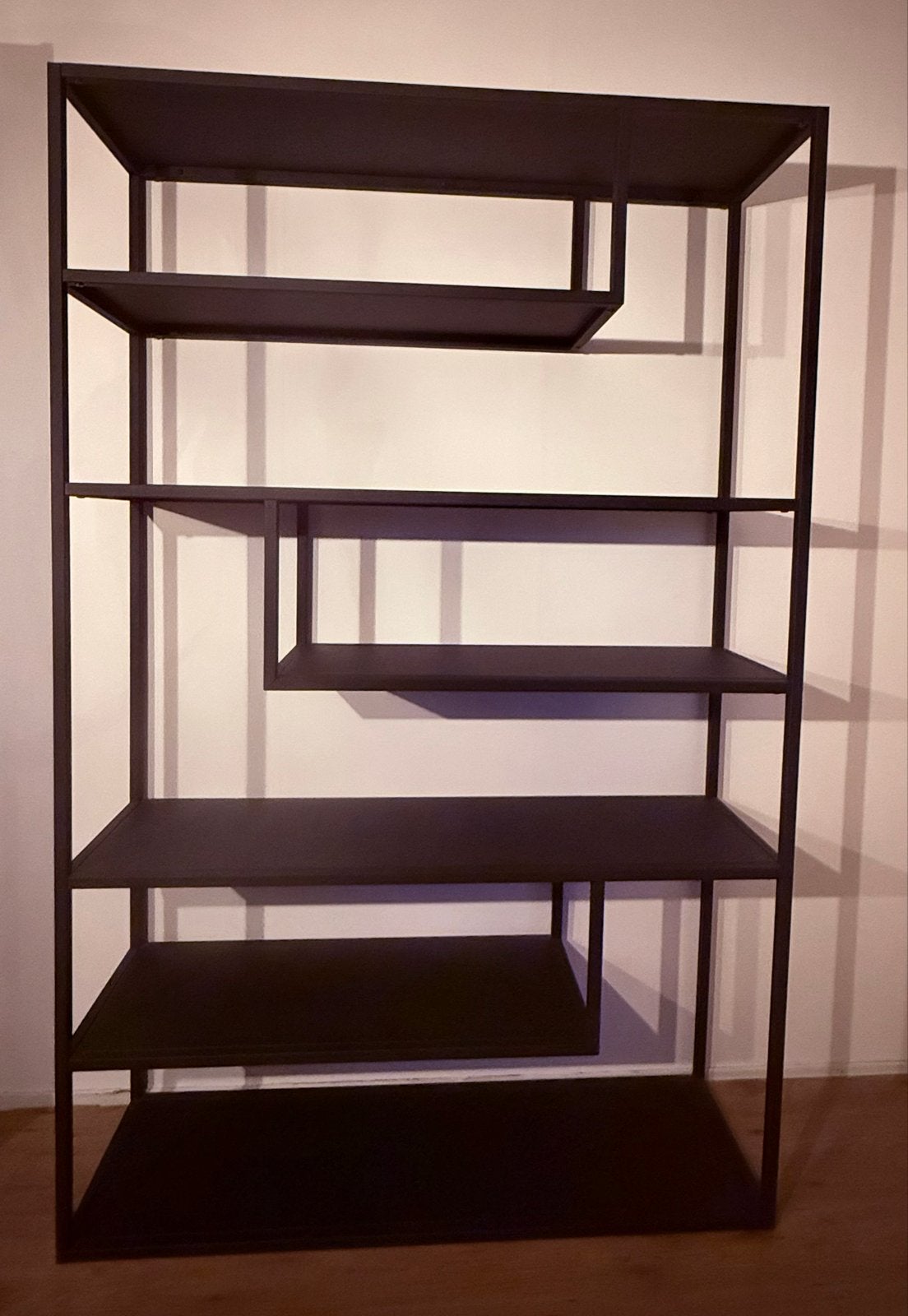 Modern Zwart Metalen Boekenkast met Asymmetrische Planken