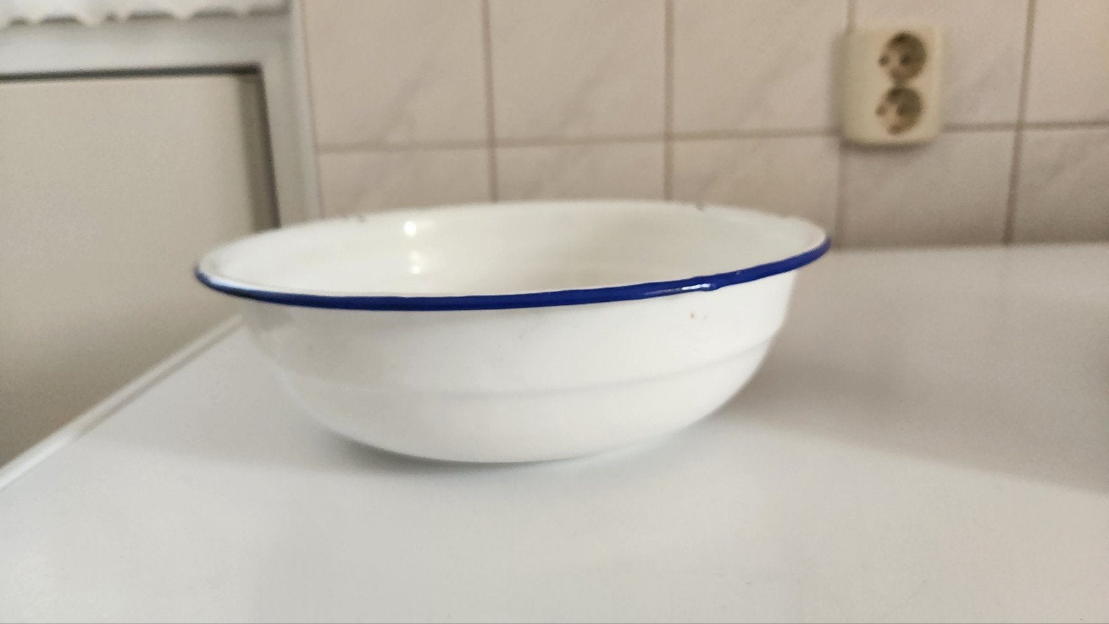 Vintage geëmailleerde kom met blauwe rand, Ophalen